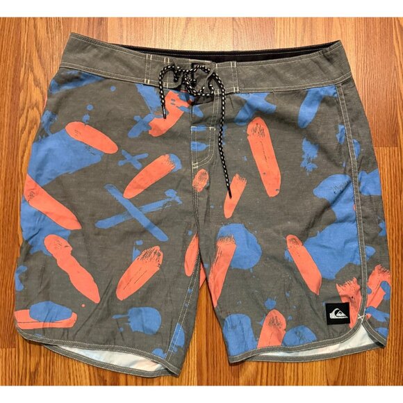 Quiksilver Surfsilk Scallop Board Shorts Graffiti AOP Mens 33 8" Swim Trunks - Picture 1 of 6
